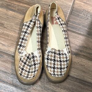 R2 Tan and Brown Houndstooth Flats